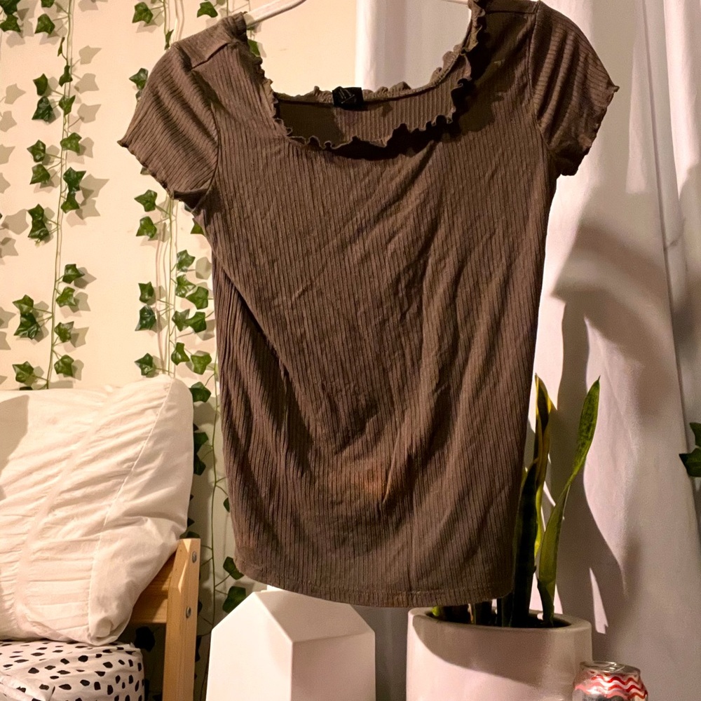 ⚠️NOT BROWN IN PERSON⚠️ dark forest green t-shirt⚡️💕